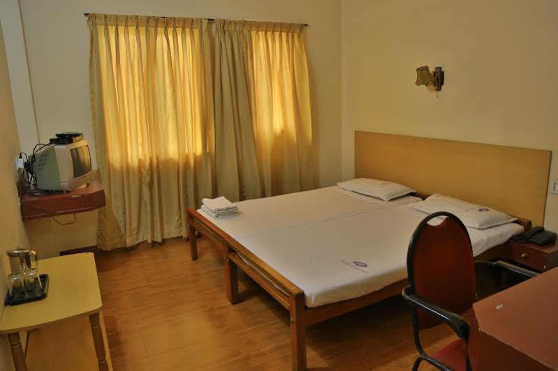 Hotel Srinivas Kochi Exterior photo